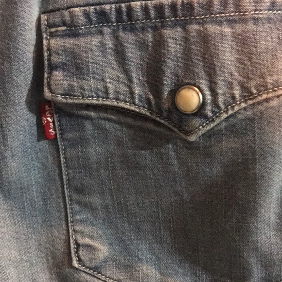 Women’s Levi’s Jean shirt - Picture 3 of 4